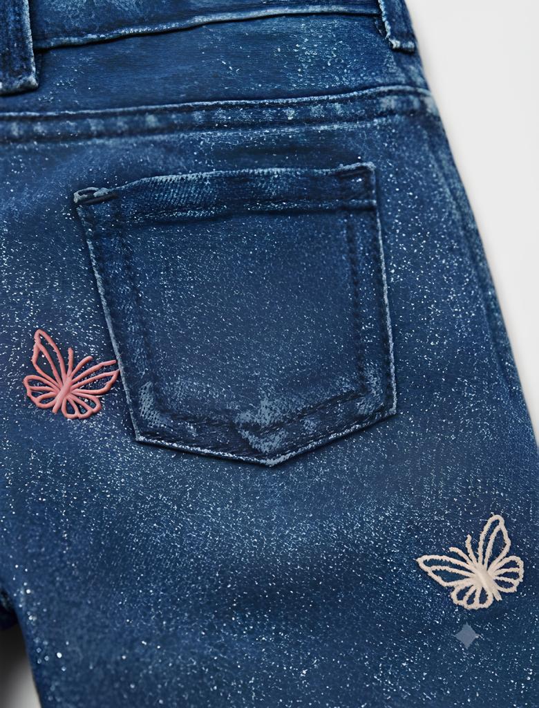 GUESS JEANS A ZAMPA CON BRILLANTINI E RICAMO FARFALLE, NEONATA/BIMBA. COTONE.